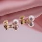 Preview: Detailaufnahme der weissen Suesswasserperle mit schoenem Luester am 14 Karat Gelbgold Stecker